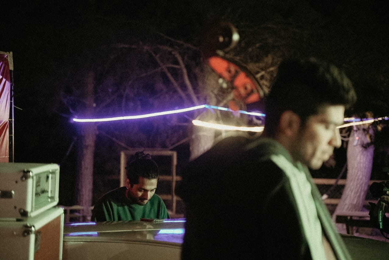 Piano neon noche